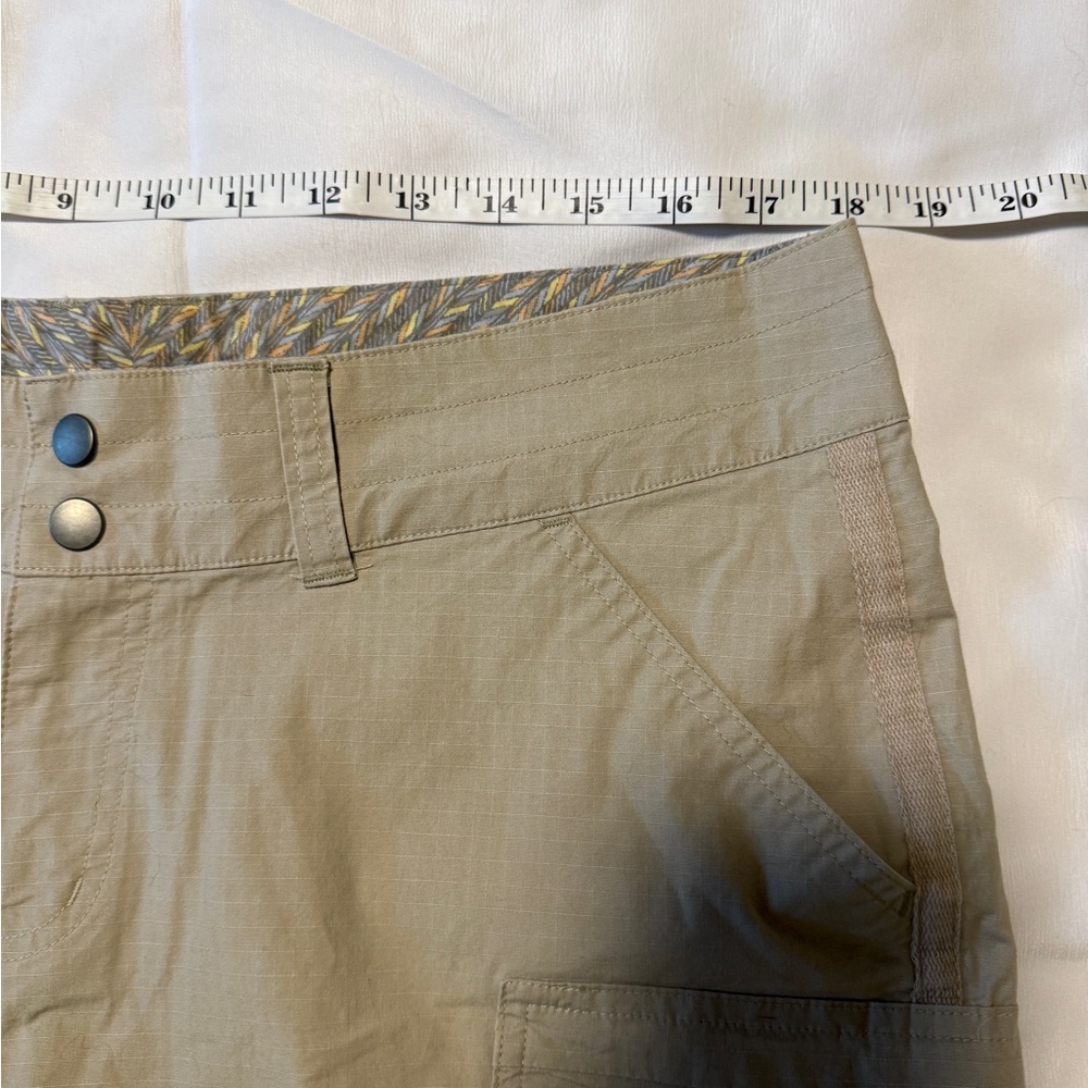 Columbia Omni Shade Khaki Cargo Shorts Size 12W - Picture 11 of 12